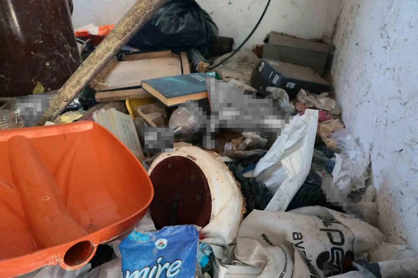 İmamın lojmanından çıkanlar şoke etti: 11 yıllık görev yerini çöp eve çevirmiş