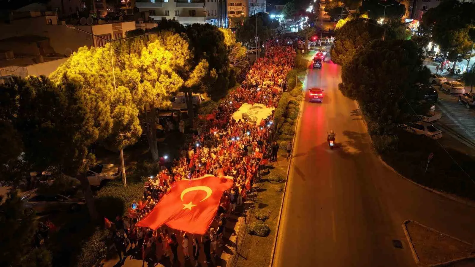 Didim’de 104. Yıl Coşkusu: Fener Alayı’ndan İzmir Marşı’na Zafer Yürüyüşü
