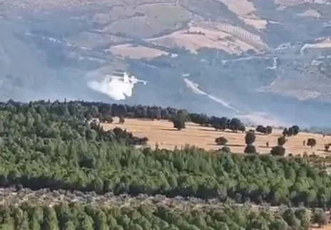Gördes’te alevlere 4 saatlik set: 6 uçak ve 7 helikopterle müdahale