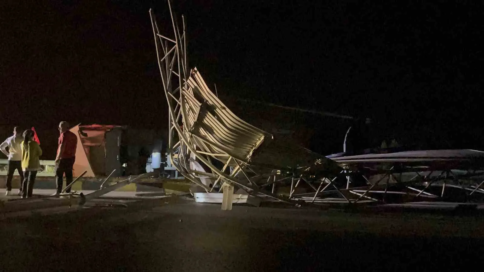 İzmir'de dikkatsizlik faciaya davetiye çıkardı: Dorsesi açık unutulan tır devrildi