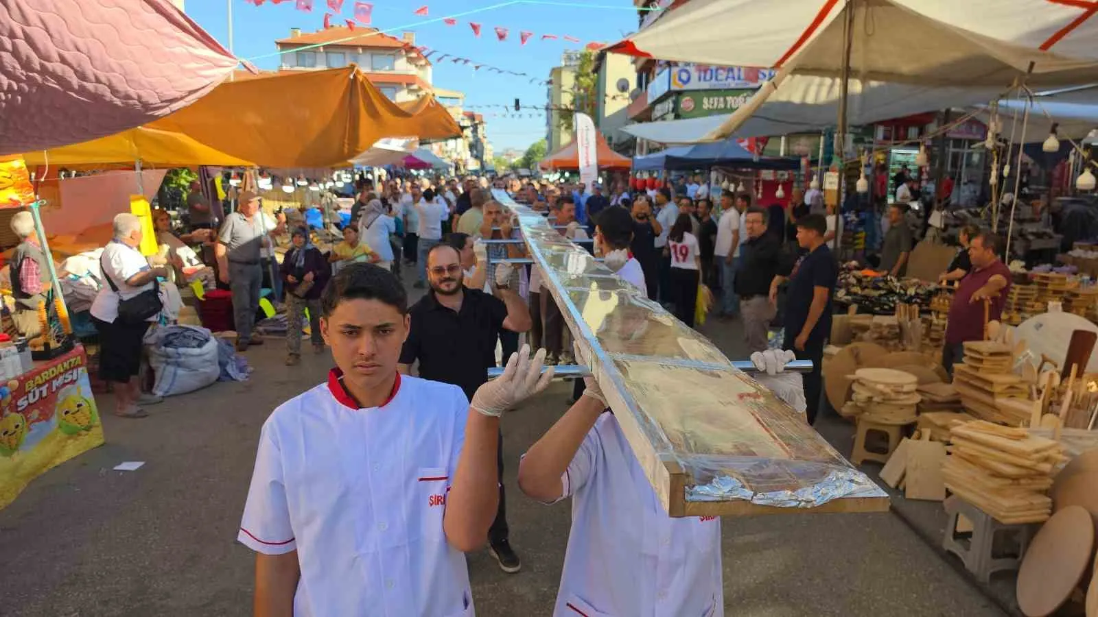 Karacasu’da 37. Festival Coşkusu: 14 Metrelik Dev Pide Korteje Damga Vurdu
