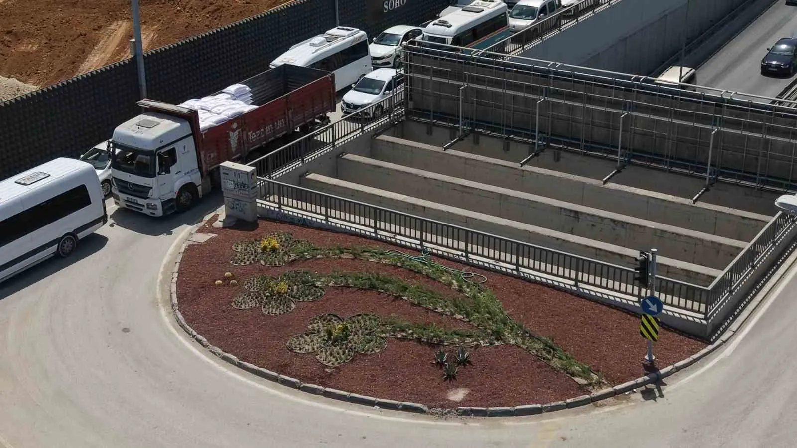 Gaziemir’in kalbi çiçek açtı: ESBAŞ Kavşağı’nda estetik dönüşüm