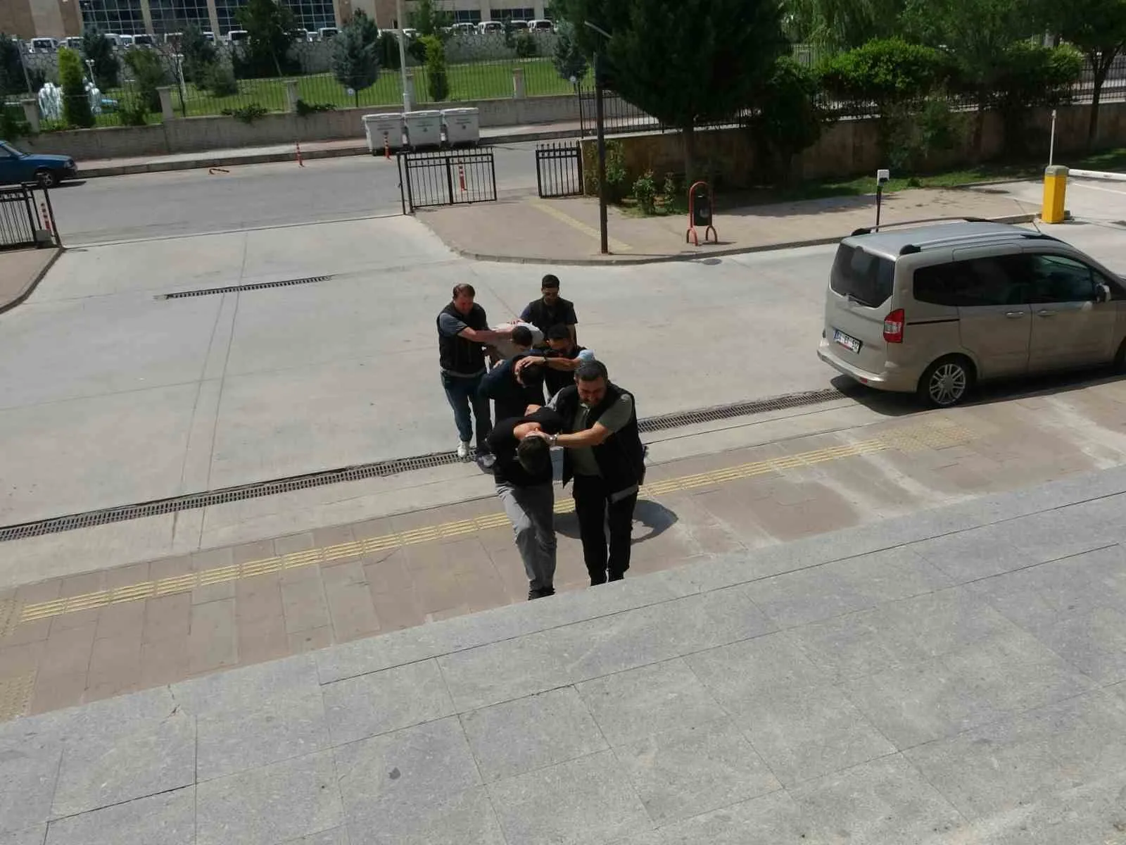 Uşak’taki kuyumcu vurgununda İstanbul operasyonu: 3 kişi demir parmaklıklar ardında