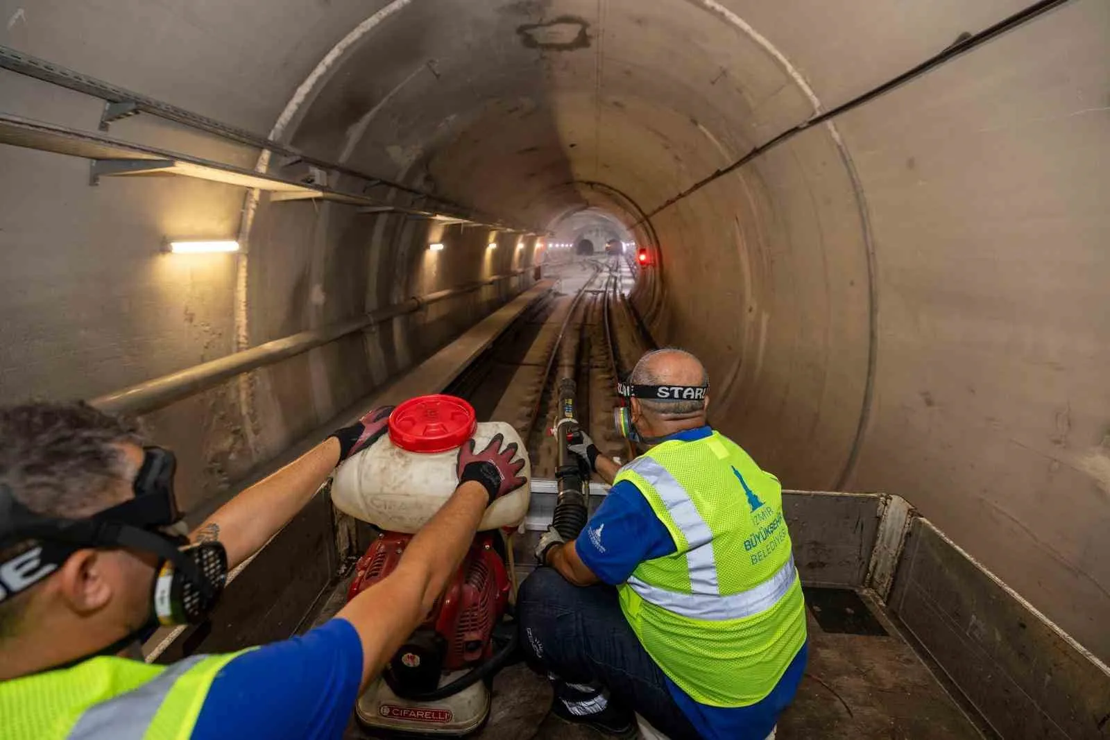 İzmir metrosunda sessiz nöbet: Gün ağarmadan hijyen operasyonu