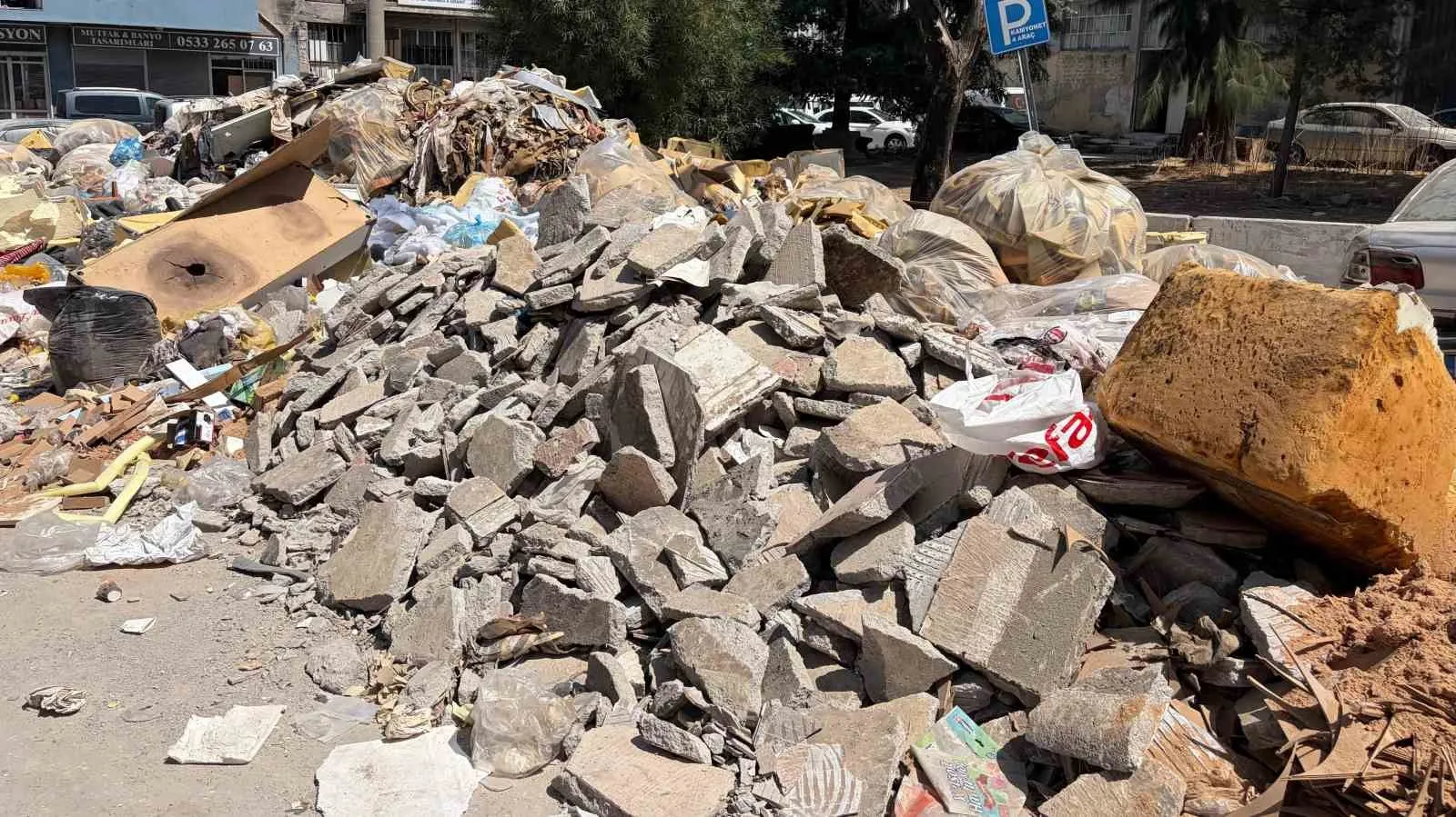 ** Buca’da vatandaşın kabusu: Sokaklar çöp ve molozla boğuşuyor