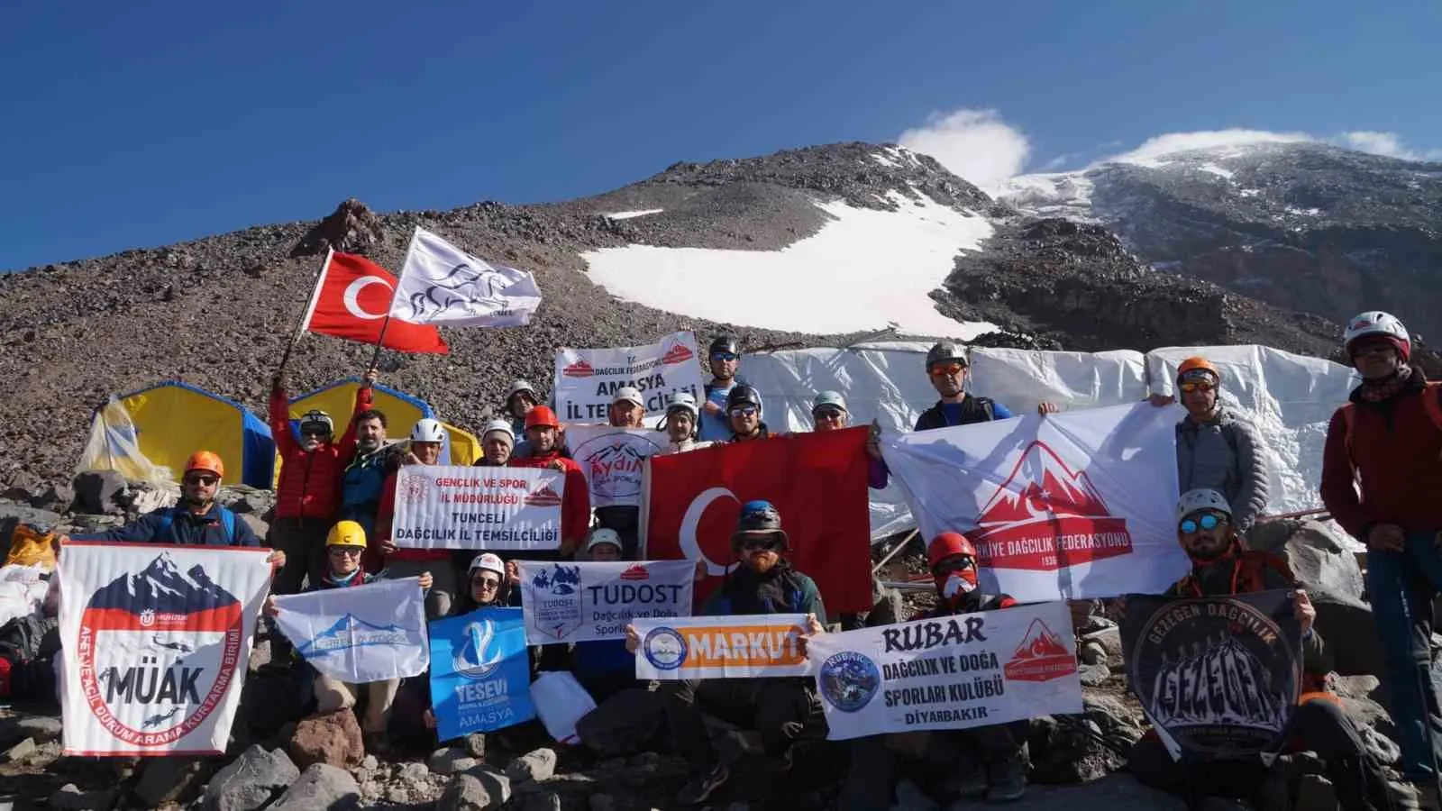 Demirci’nin Akıncı Ruhu Ağrı Dağı’nın 4 Bin 200 Metresinde Dalgalandı