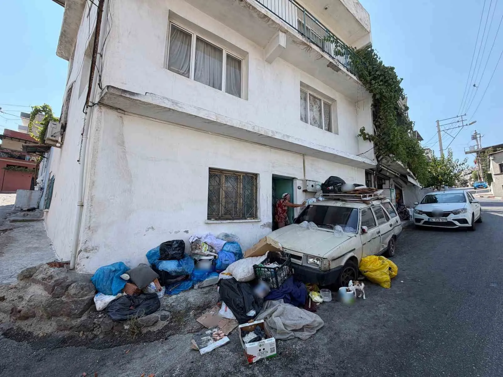 Konak’ta çöp ev kabusu: Mahalleli isyan bayrağını açtı