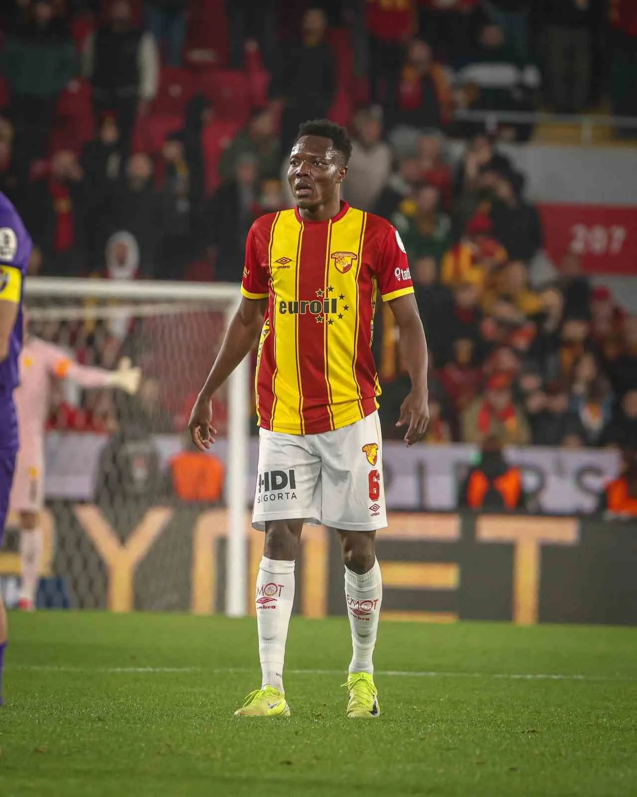 Göztepe'de Al-Jazira ile dev takas trafiği: Dennis yolcu, Akonnor yolda