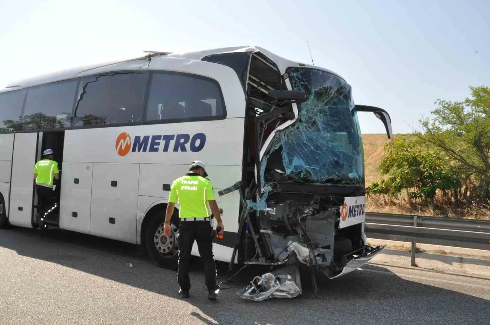 Manisa’da otobüs dehşeti: İş makinesi taşıyan kamyonla çarpıştı