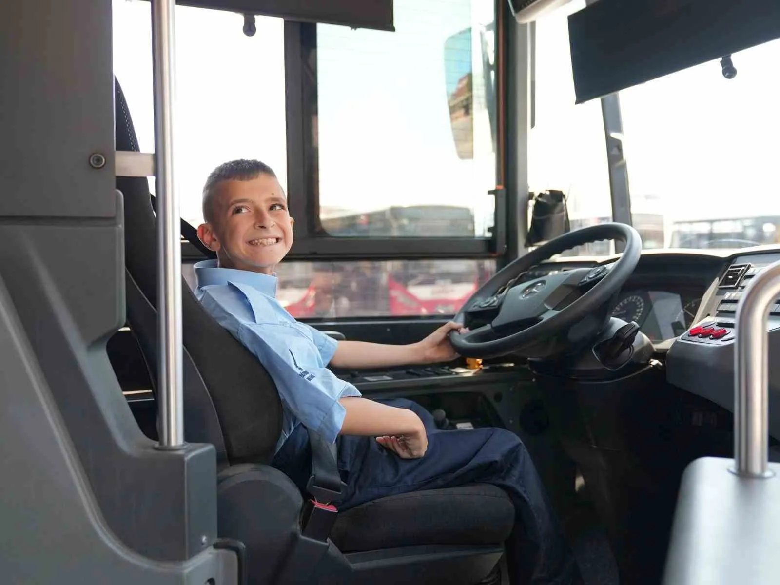 Minik Edip’in ESHOT hayali gerçek oldu: Direksiyona geçti, mutluluğu gözlerinden okundu