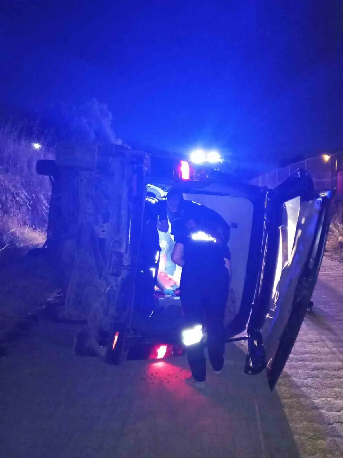 Efeler’de Ticari Araç Devrildi: Sıkışan Sürücüyü İtfaiye Kurtardı