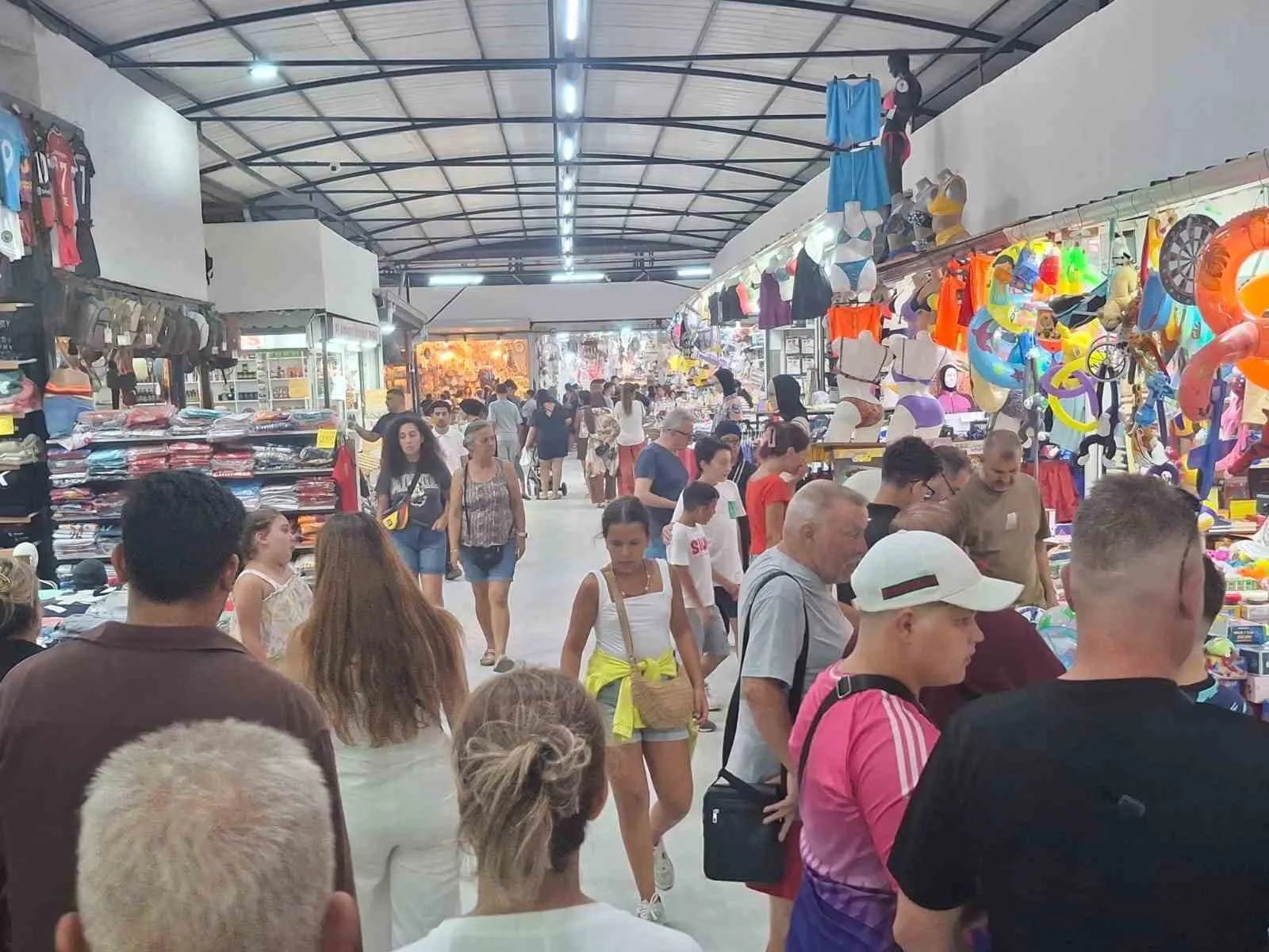 Didim'de akşam klasiği: Mavişehir'de iğne atsan yere düşmüyor