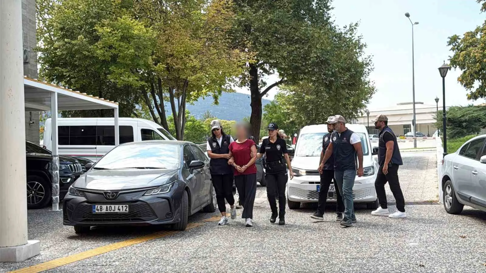 Suikast timi firarisinin gizli destekçisi yakalandı: Ablası adliyeye çıkarıldı