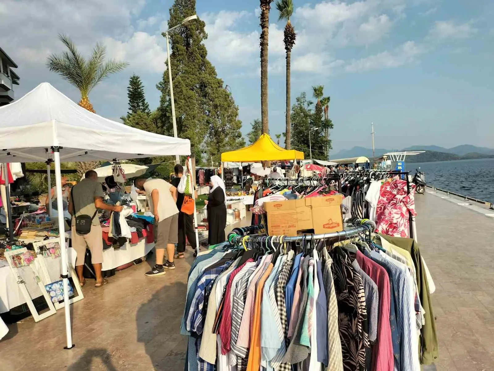 Köyceğiz'de Pazar Esnafı Kavurucu Sıcaklarla Mücadele Ediyor: Tezgahlar Boş Kaldı