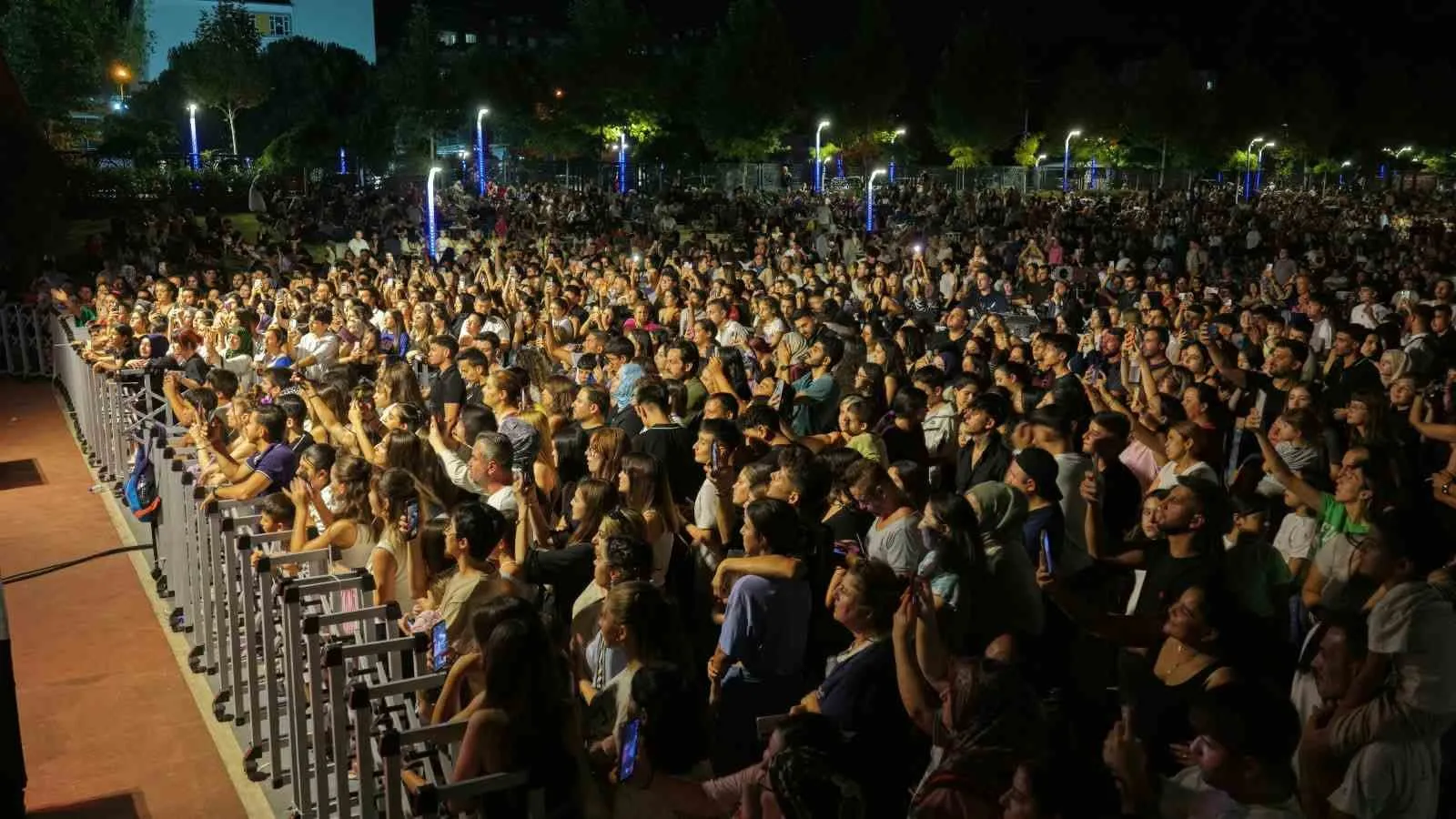 Aydın’da Yaz Akşamına Damga Vuran Buluşma: Bilal Sonses’ten Mimar Sinan Parkı’nda Unutulmaz Konser