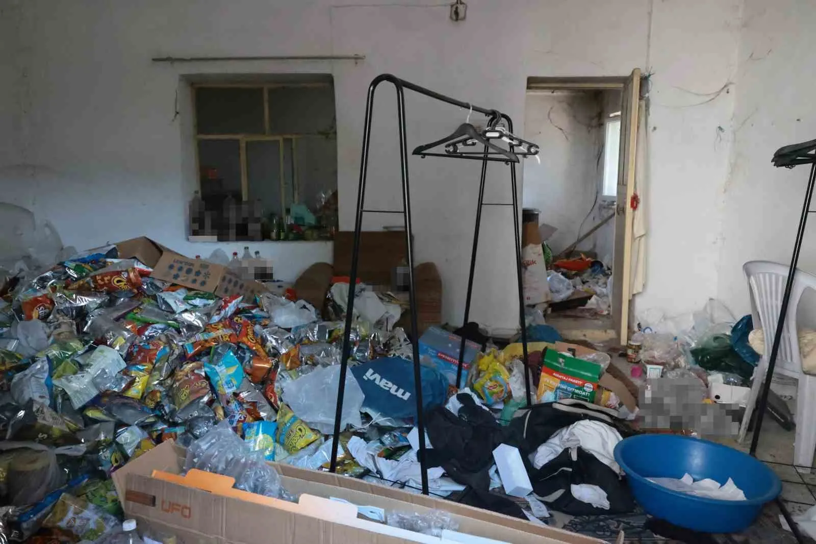 İmamın lojmanından çıkanlar şoke etti: 11 yıllık görev yerini çöp eve çevirmiş
