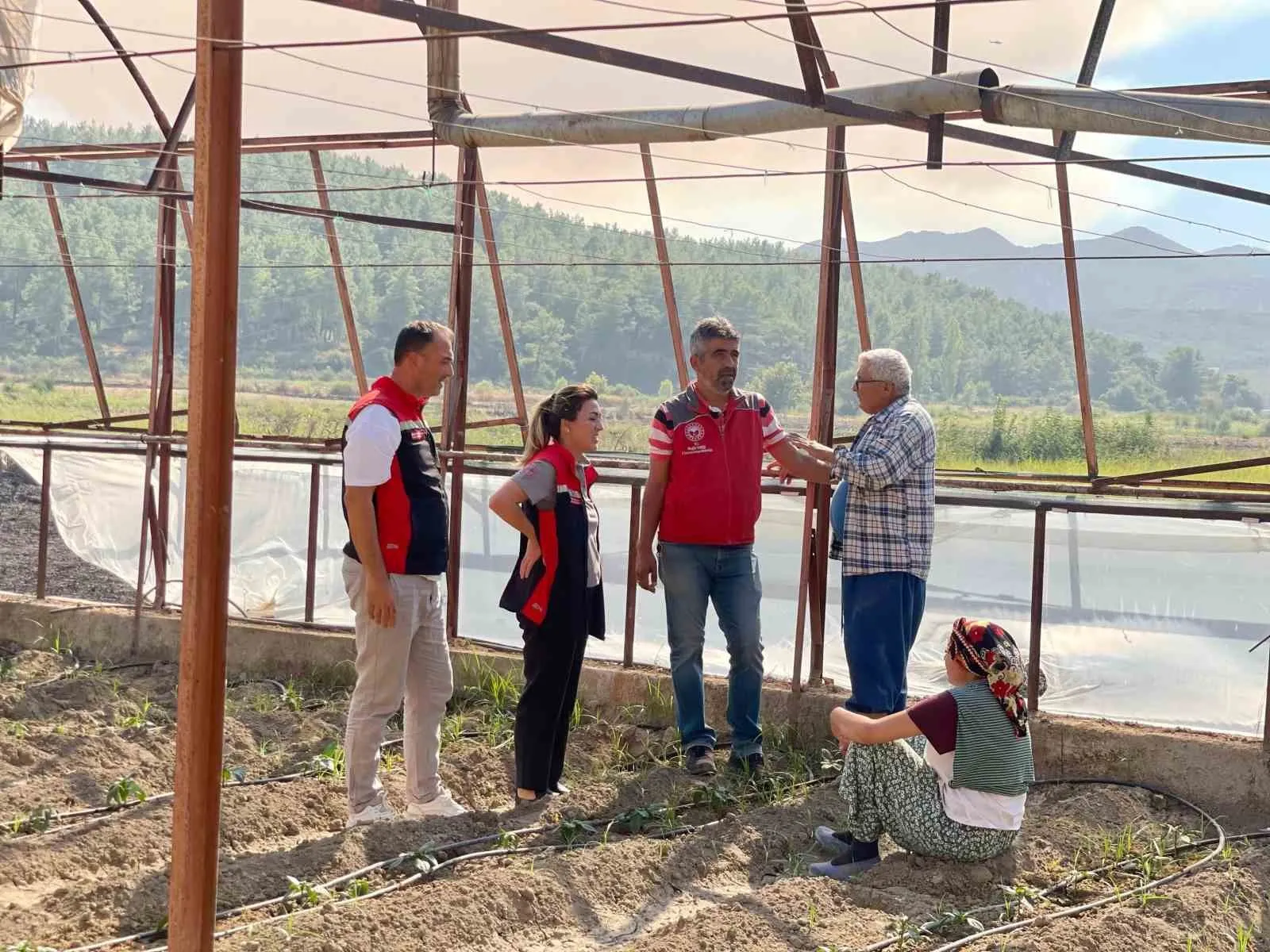 Korubükü’nde yaralar sarılıyor: Tarım ekipleri üreticinin yanında