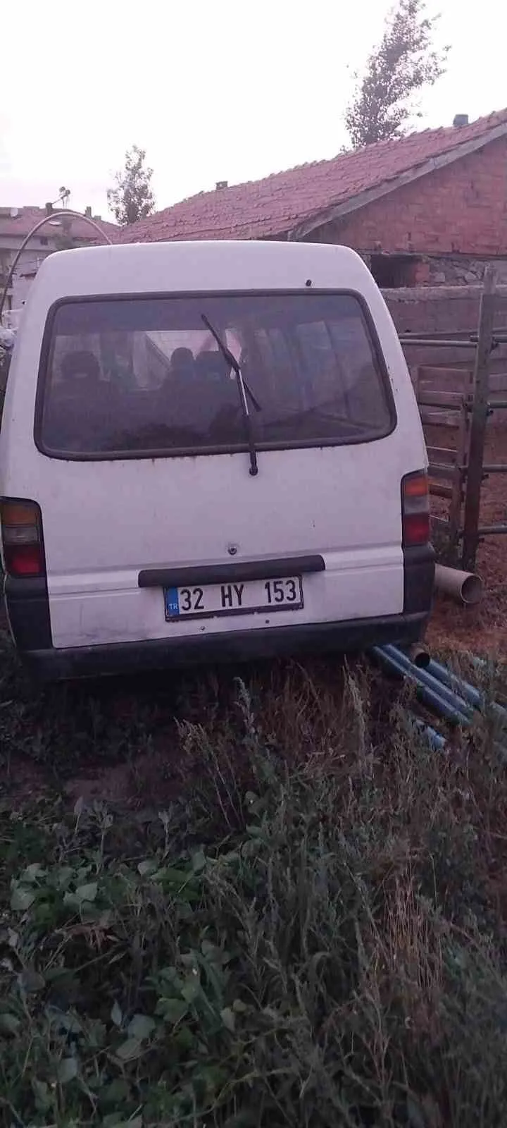 Bahçeye dalan minibüs alev aldı: Ev sahiplerinin soğukkanlı müdahalesi faciayı önledi