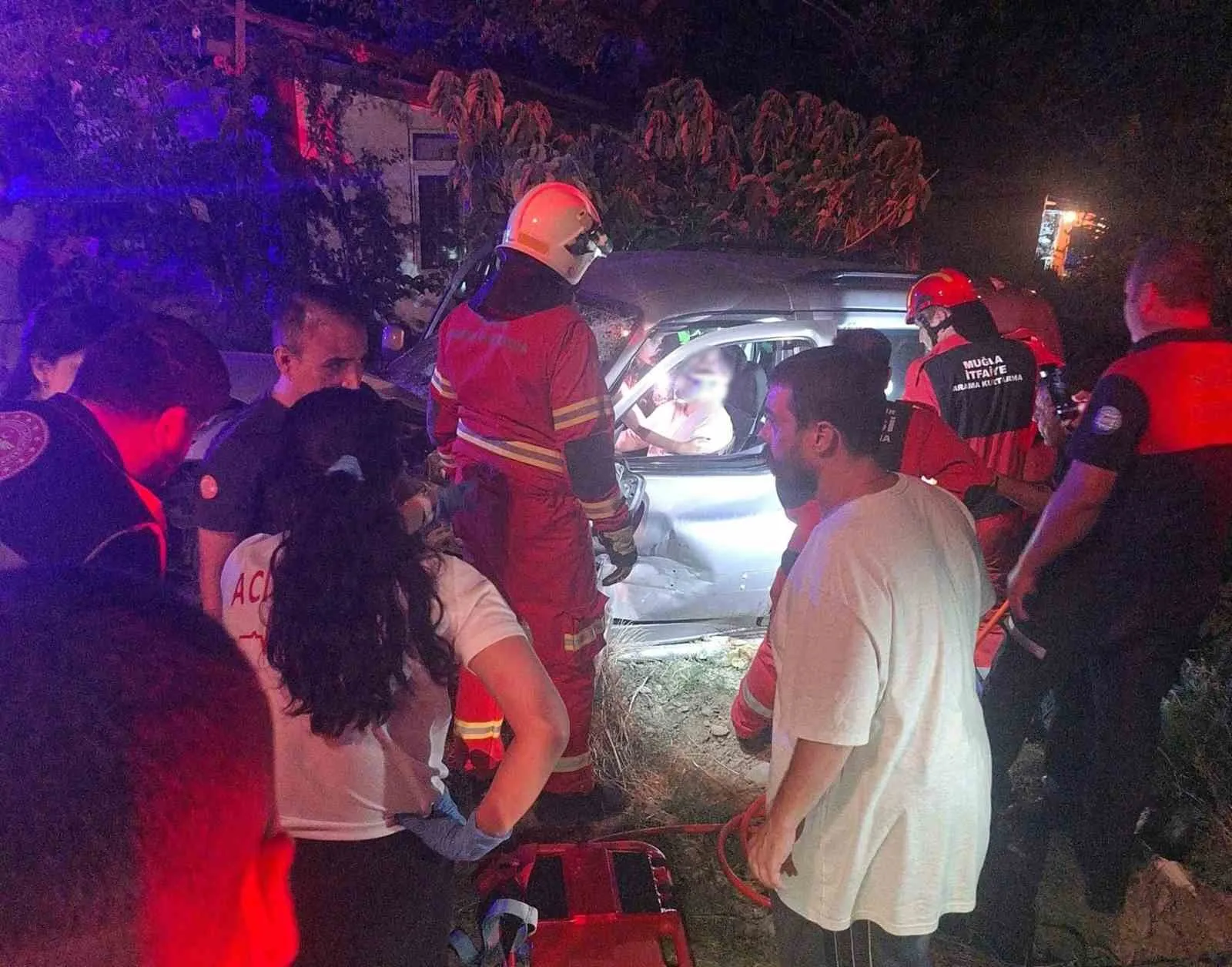 Datça’da korkutan kaza: Sürücü araçta böyle mahsur kaldı