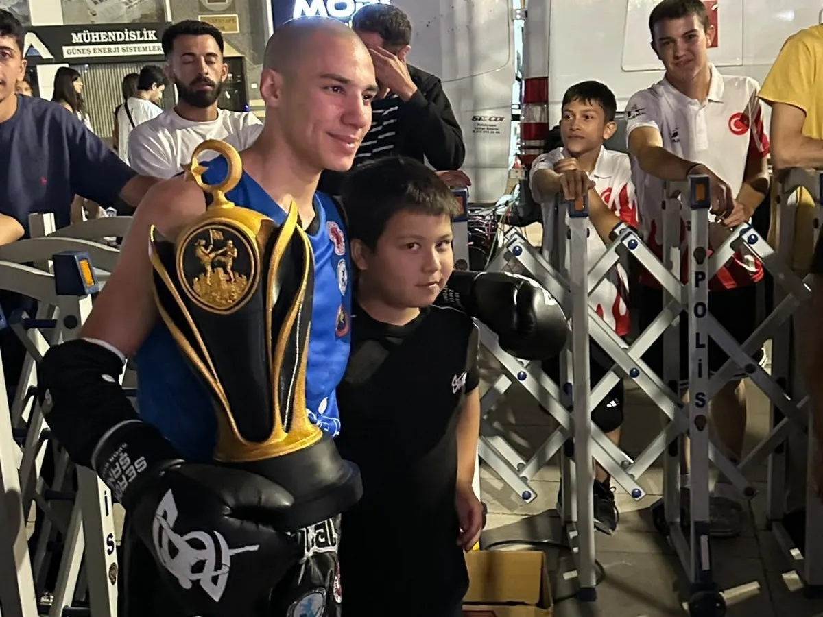 Ringde Manisa rüzgarı: Ömer Faruk Öksüz şampiyonluk kürsüsüne çıktı