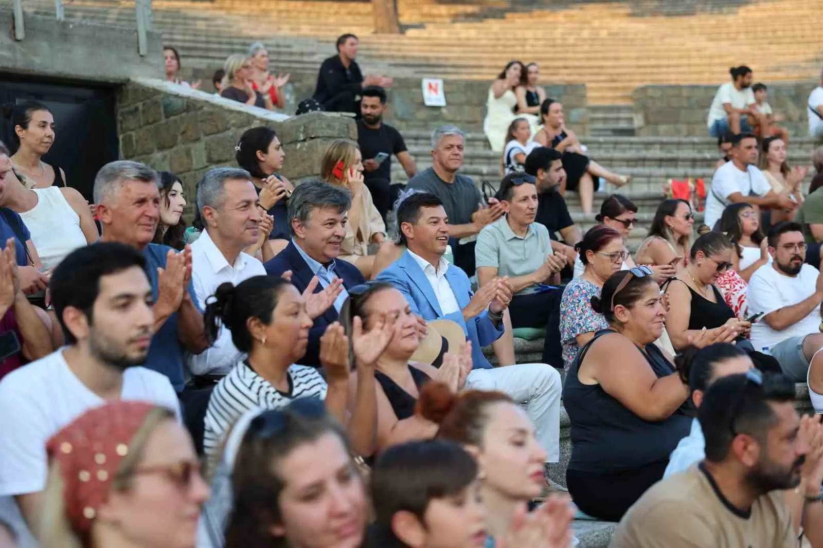 Sahne Tozu ve Spor Teri Bir Arada: Marmaris’te Yaz Kursları Coşkulu Finalle Kapandı