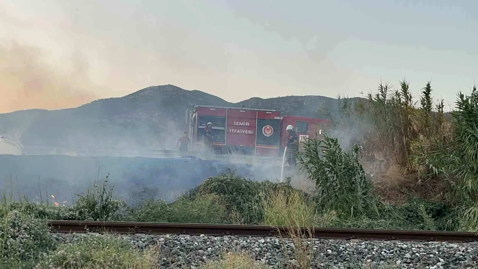 Bayındır çevre yolunda korkutan alevler: Ekipler seferber oldu