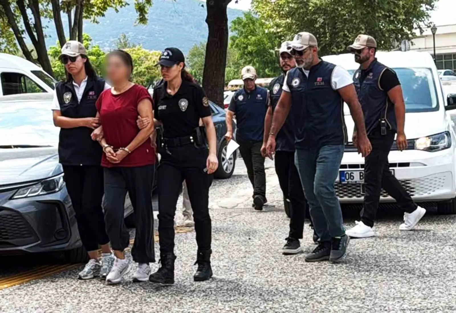 Suikast timi firarisinin gizli destekçisi yakalandı: Ablası adliyeye çıkarıldı
