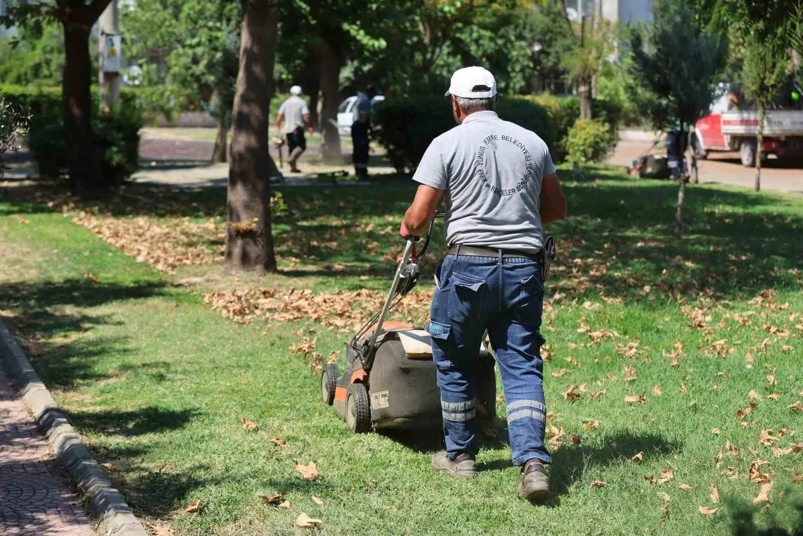 Yunusemre’de yeşil seferberlik: Parklar yaza hazırlanıyor