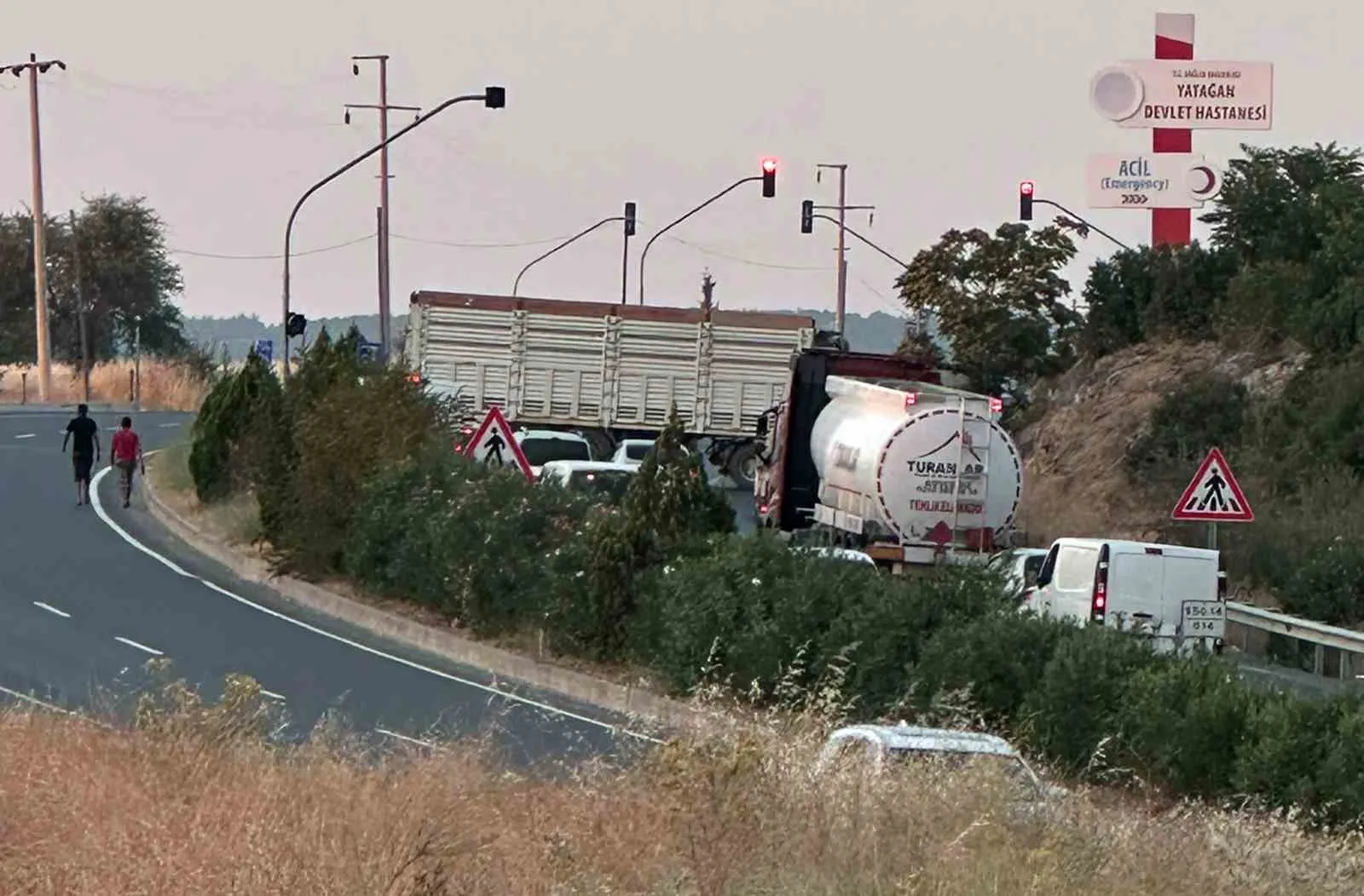 Muğla-Aydın karayolunda tır dehşeti: Dev araç yolu trafiğe kapattı