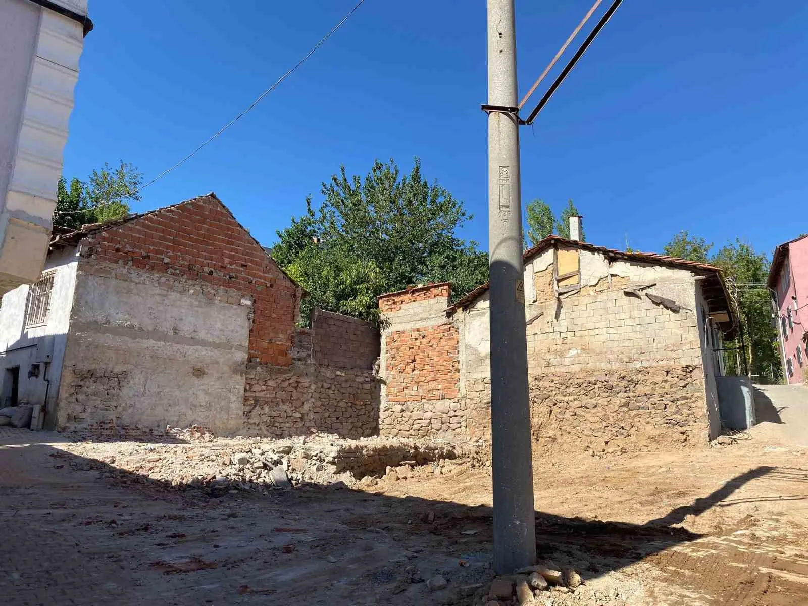 Uşak’ta tehlike saçan yapılar bir bir temizleniyor