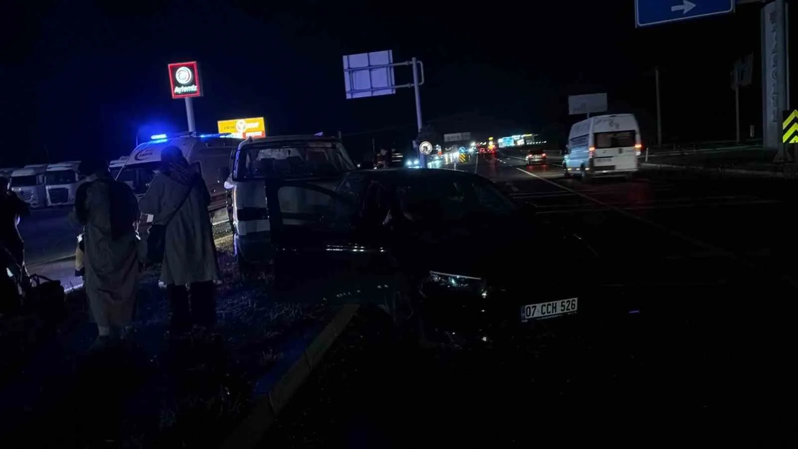 Afyonkarahisar yolunda can pazarı: İki araç çarpıştı, çoğu çocuk 11 kişi yaralandı