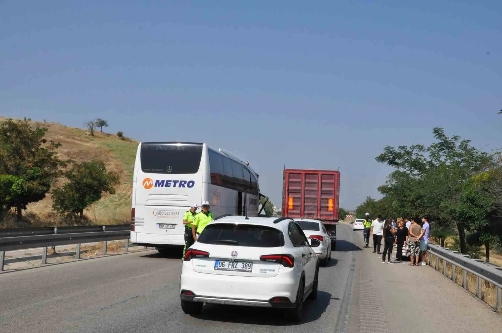Manisa’da otobüs dehşeti: İş makinesi taşıyan kamyonla çarpıştı