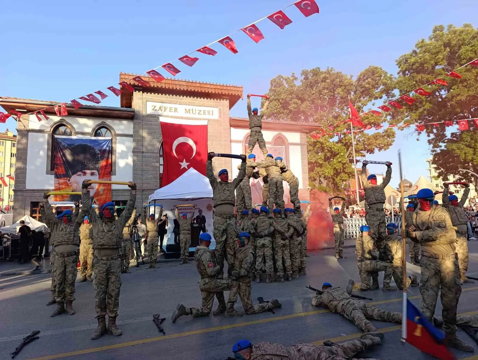 Afyon’un Zafer Mirası 104 Yıldır Aynı Heyecanla Yaşatılıyor: Kent Meydanında Tarihi Kutlama