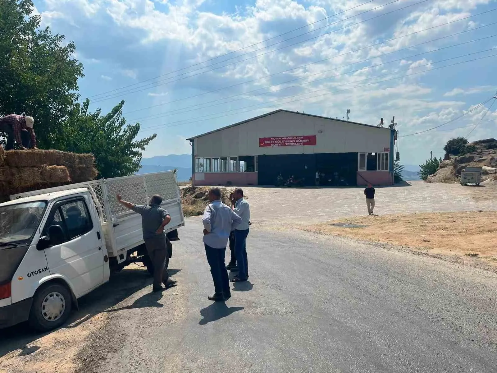 Aydın’da yangın yaraları birlikte sarılıyor: Komşu köyden üreticiye can suyu