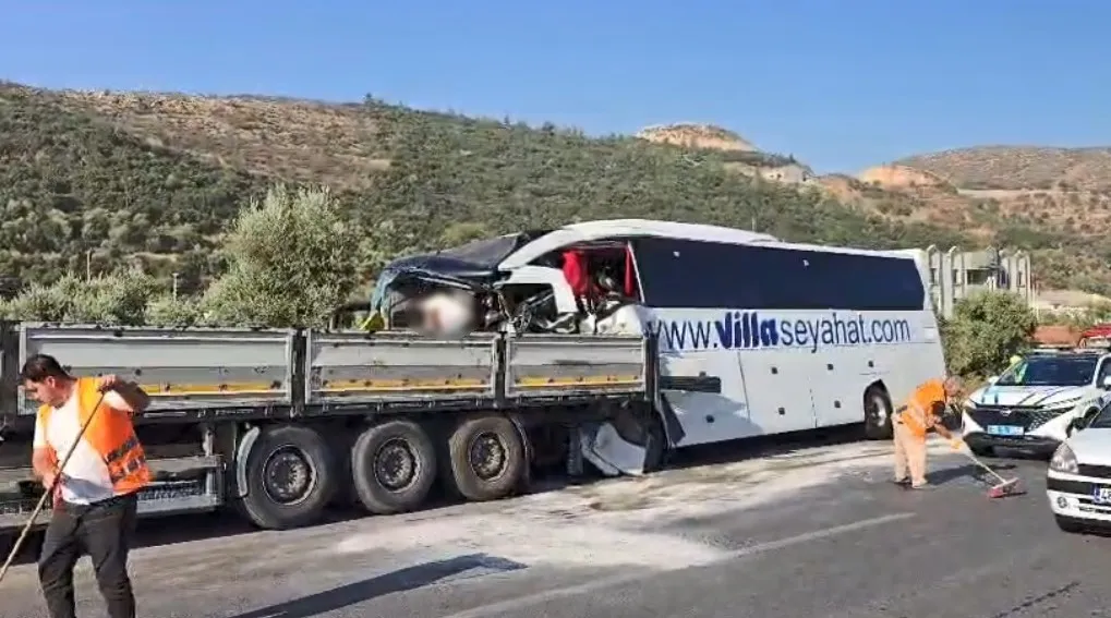 Milas yolunda acı bilanço: Yolcu otobüsü tıra çarptı, iki kişi yaşamını yitirdi