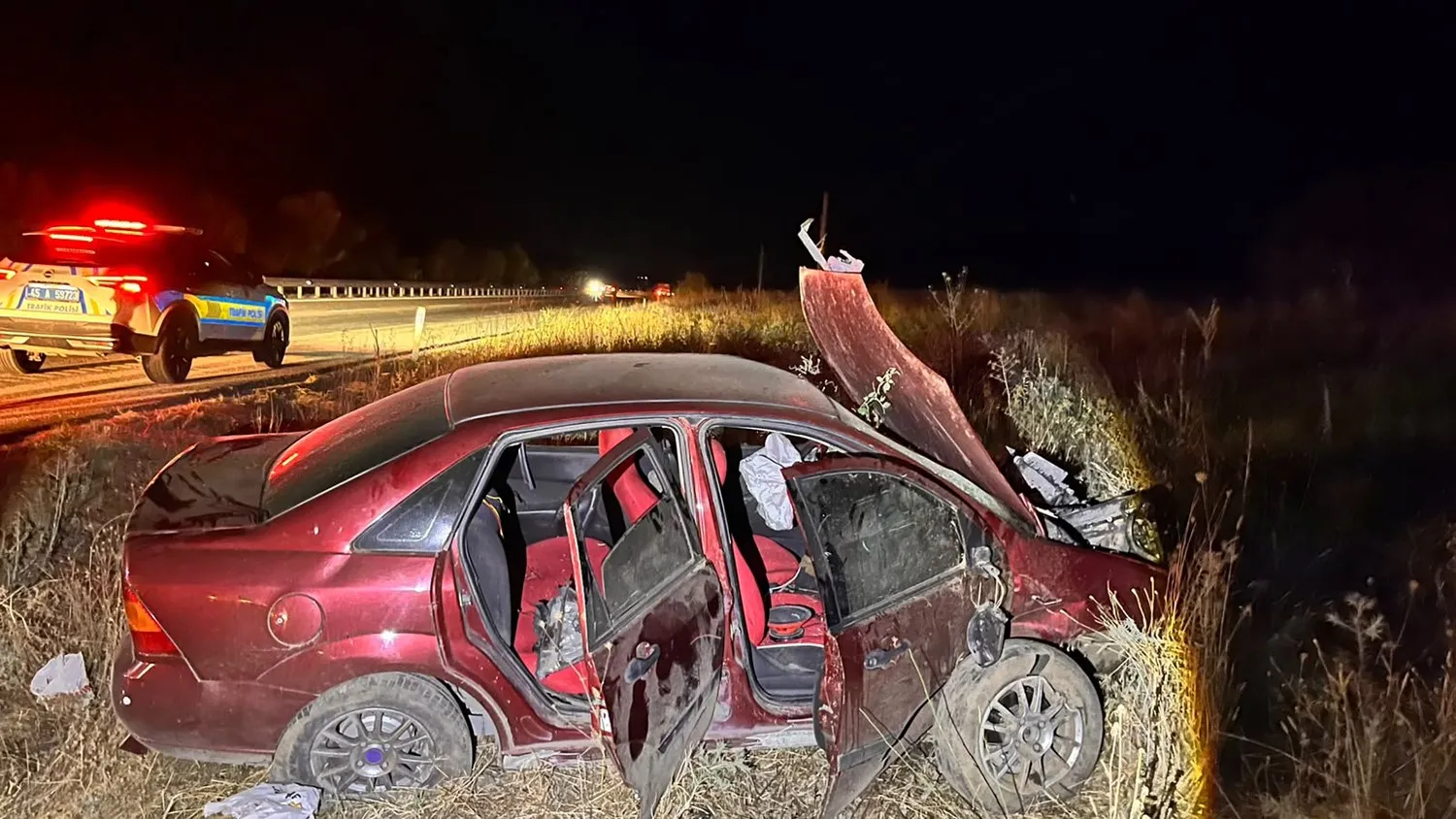 Kula’da gece yarısı dehşeti: Otomobil şarampole uçtu, 3 genç yaralandı