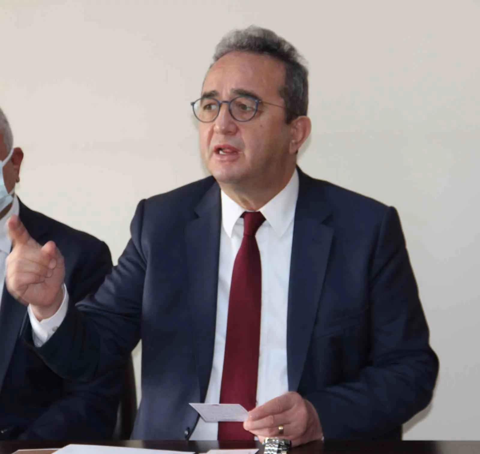 Kuşadası'ndaki rüşvet operasyonunda Tezcan ailesinin ofisine baskın
