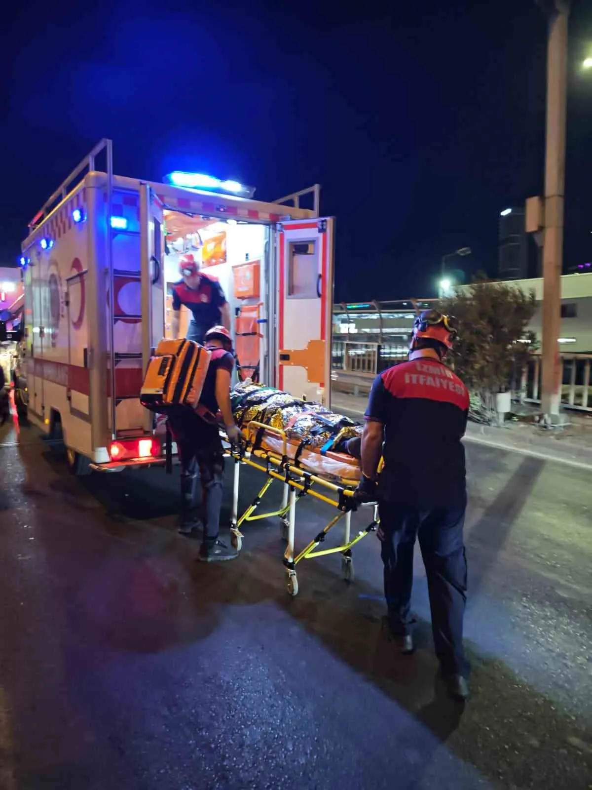 İzmir'de gece yarısı operasyonu: Tramvay hattında gerçeği aratmayan kurtarma provası
