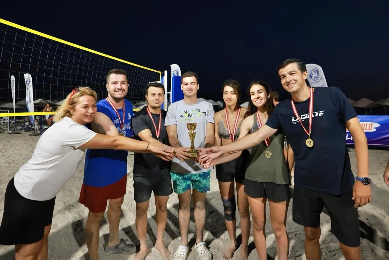 Akyarlar’da voleybol rüzgarı: Şampiyonluk kupası evinde kaldı