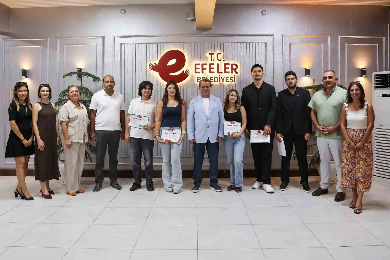 Efelerli gençlerin üniversite zaferi Başkan Yetişkin’i gururlandırdı