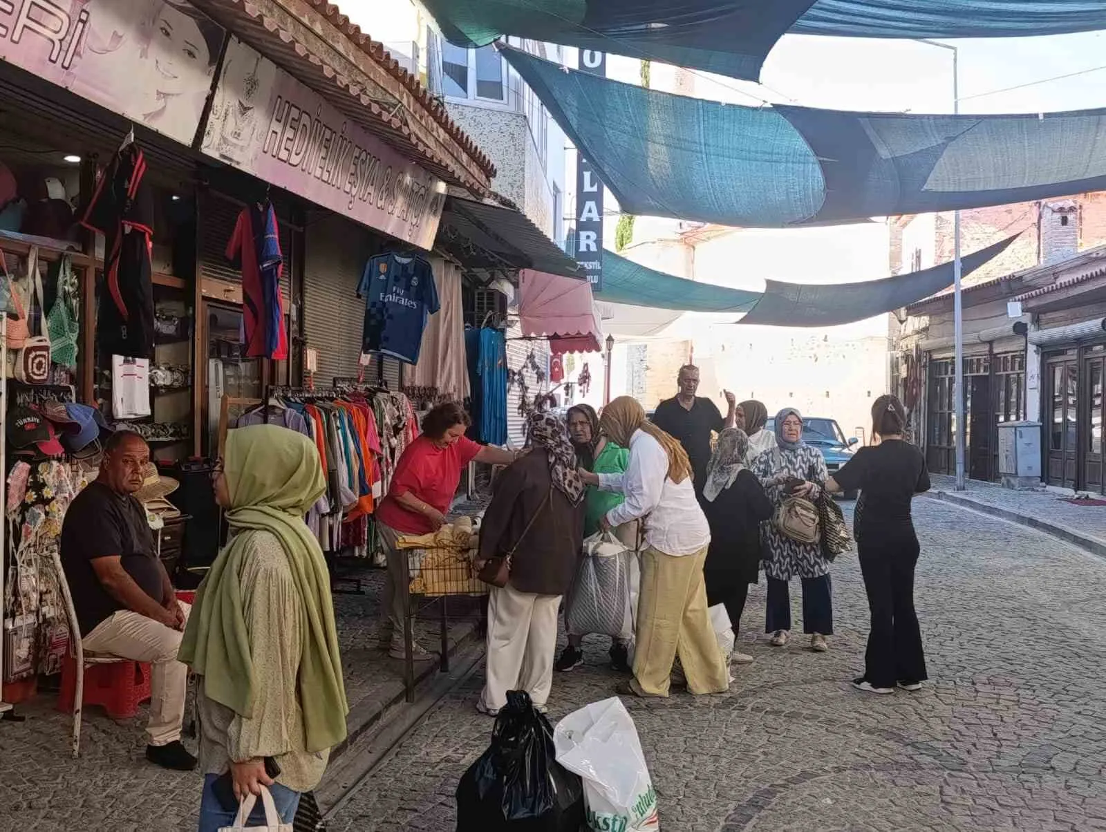 ** Buldan’a gelen turlar esnafın yüzünü güldürdü: Tarihi sokaklar kadınlarla doldu taştı