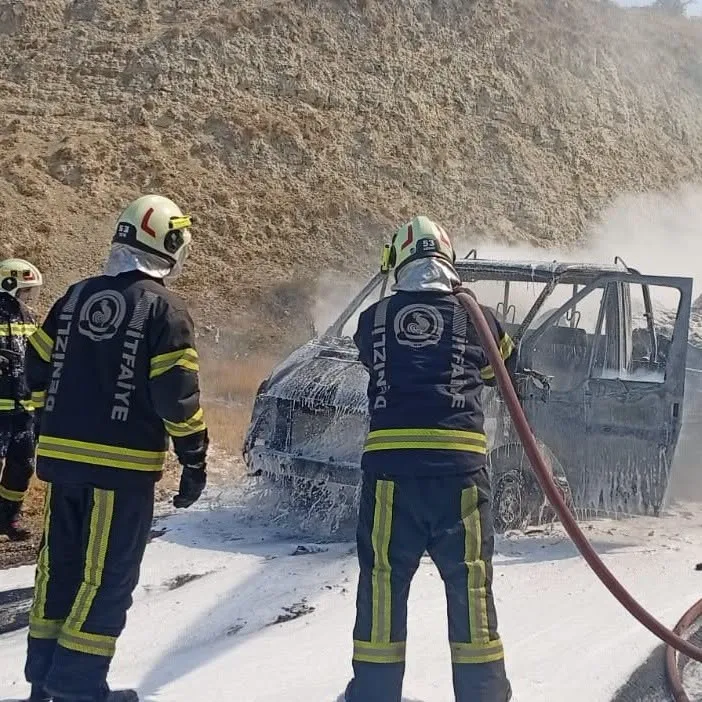 Sarayköy'de Alev Topuna Dönen Kamyonet Küle Döndü