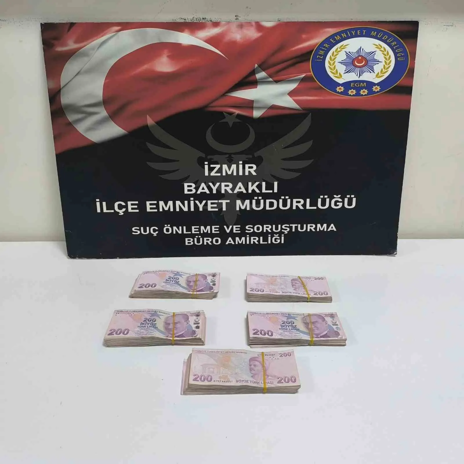 Bayraklı'da Noter Dönüşü Para Avı: Yerde Buldu, Cebe Attı, Polis Peşini Bırakmadı