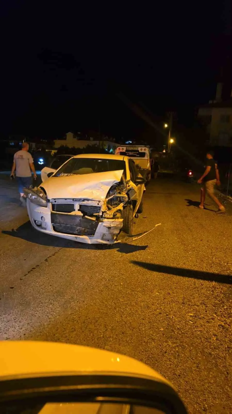 Ortaca'da trafik kilitlendi: Işıklı kavşakta üç araç birbirine girdi