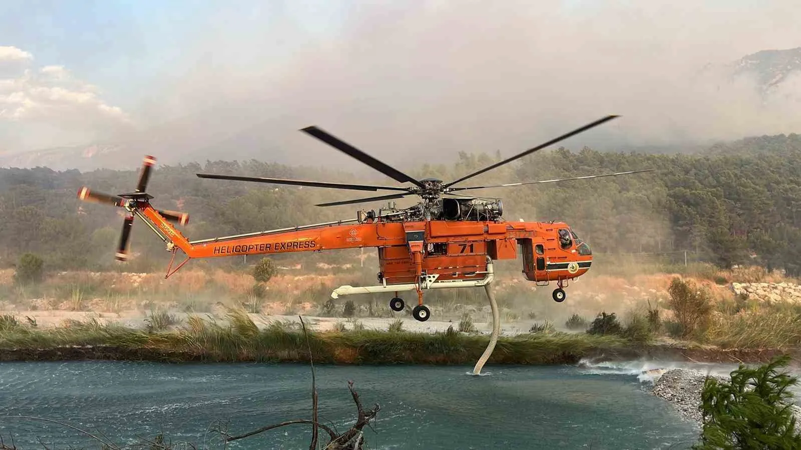 Alevlerin Arasında Bir Umut: Enduro Pilotları İkmal İçin Tepelerde