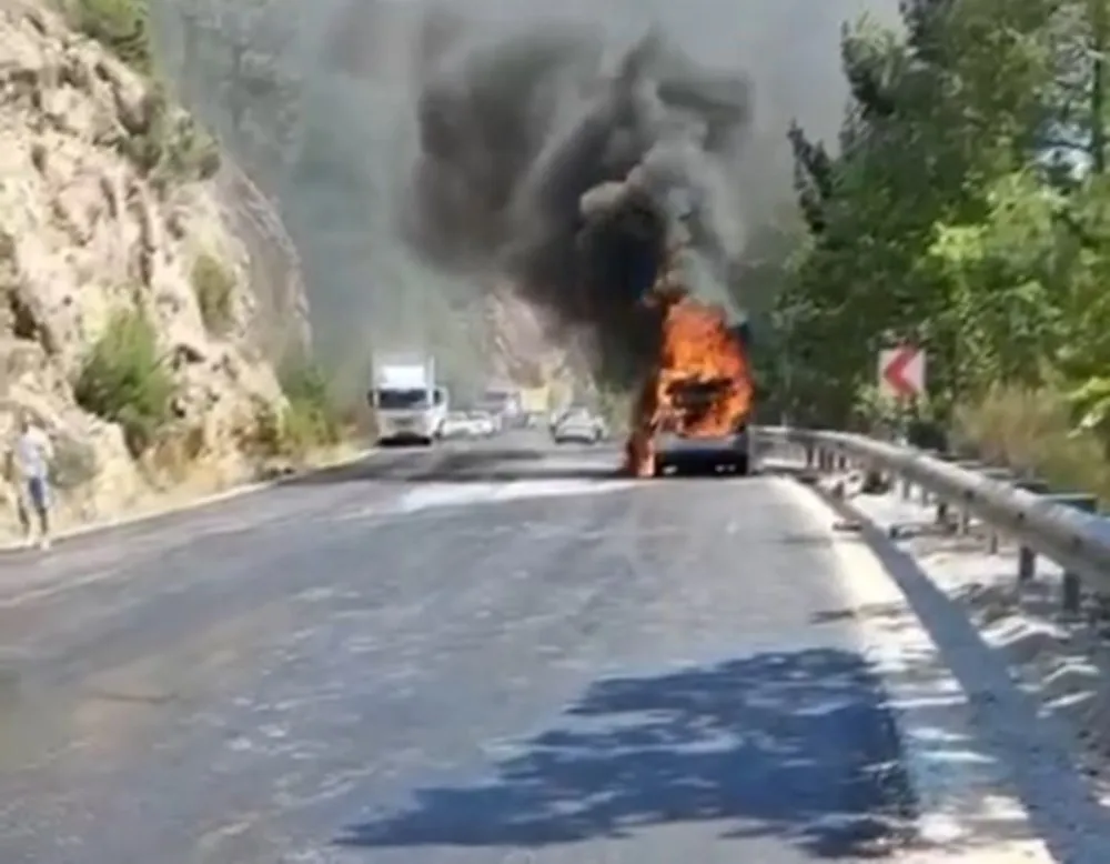 Seydikemer yolunda korku dolu anlar: Seyir halindeki araç bir anda alev topuna döndü