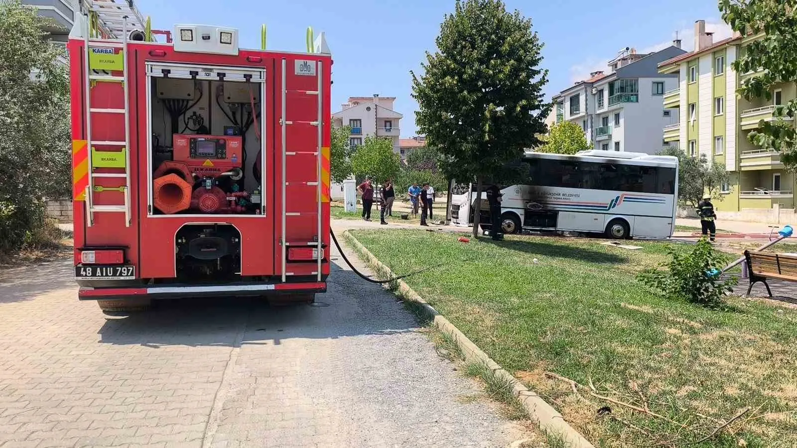 Menteşe'de park halindeki midibüs alevlere teslim oldu