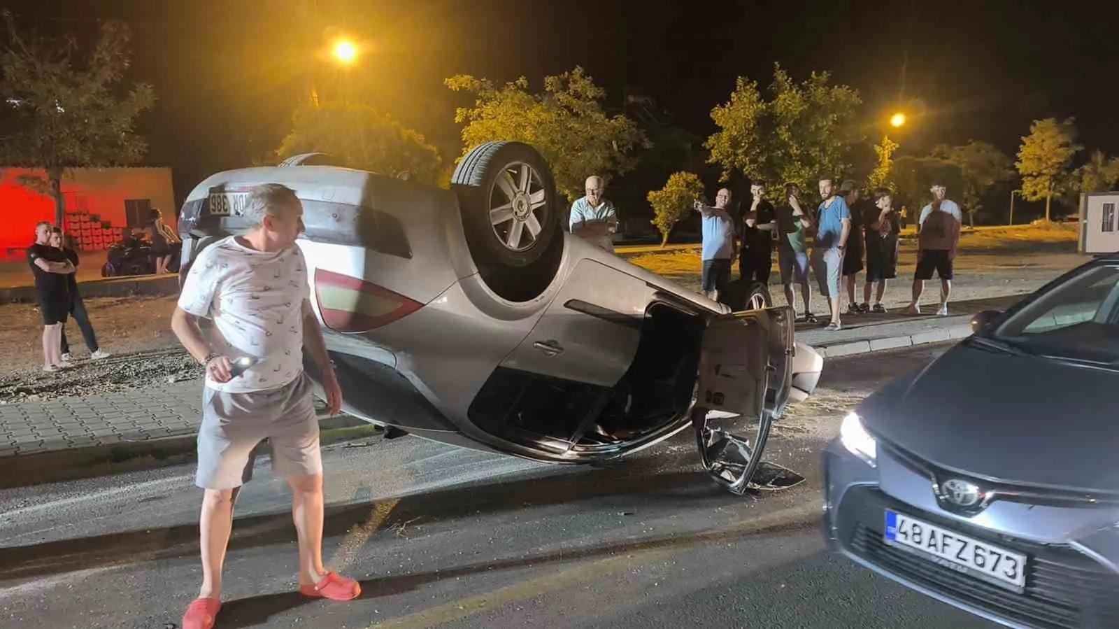 Menteşe'de trafik dehşeti: Ters yöne giren otomobil hurdaya döndü