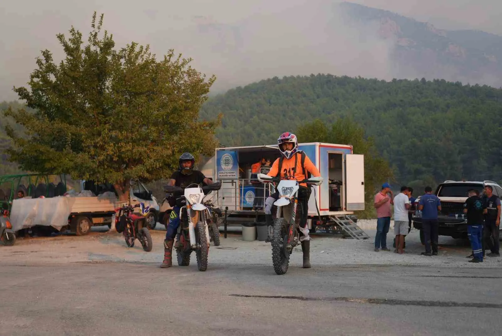 Alevlerin Arasında Bir Umut: Enduro Pilotları İkmal İçin Tepelerde
