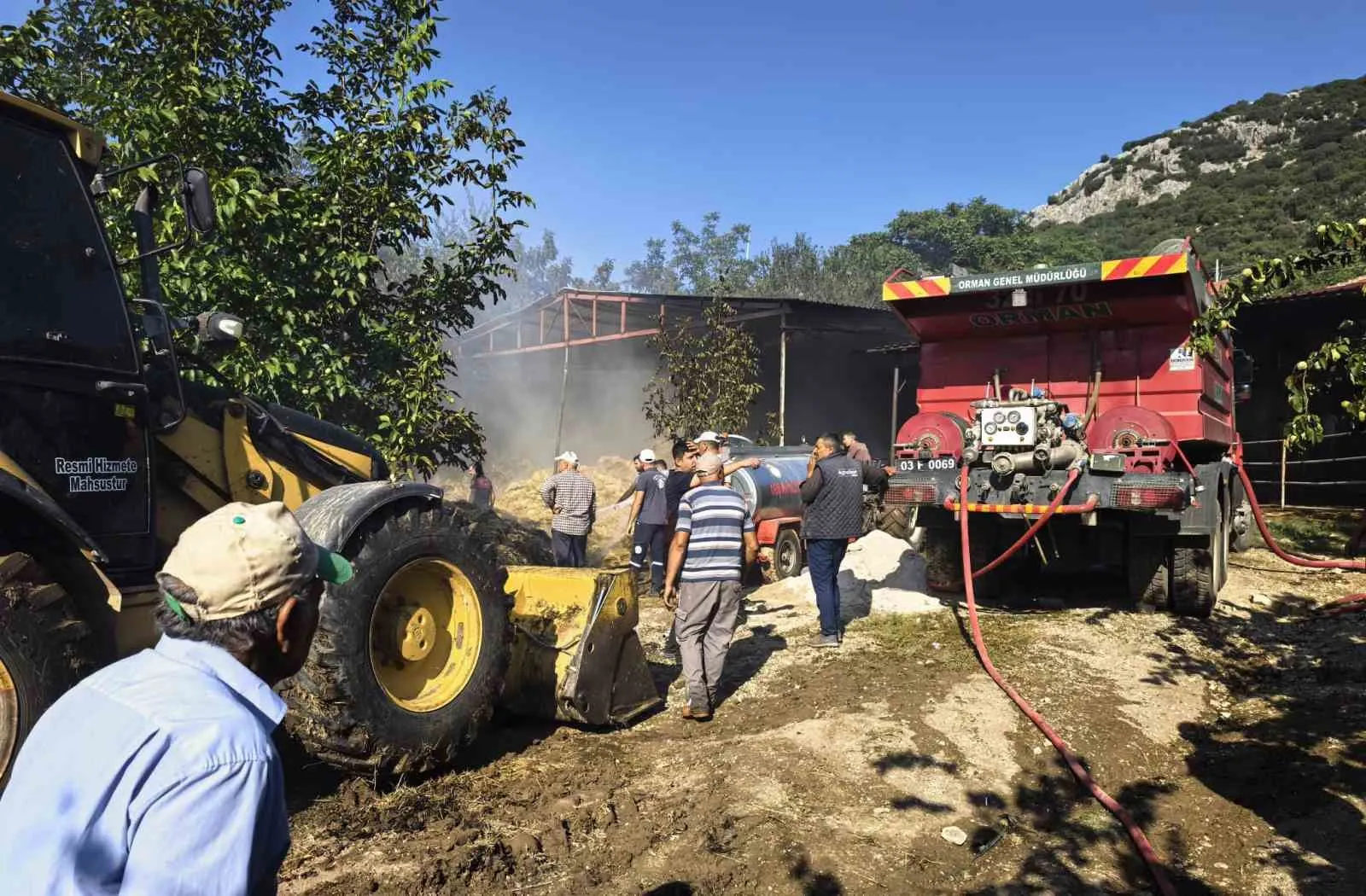 Afyonkarahisar'da korkutan yangın: Bin balya saman ve traktör küle döndü